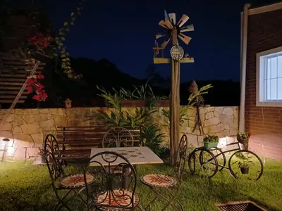 Um jardim no exterior de Pousada Monte das Candeias