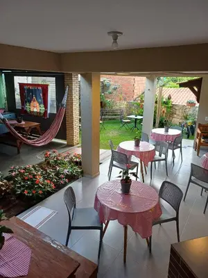 Um jardim no exterior de Pousada Monte das Candeias