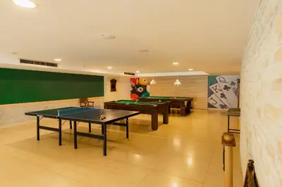 Uma mesa de bilhar em Gran Mareiro Hotel