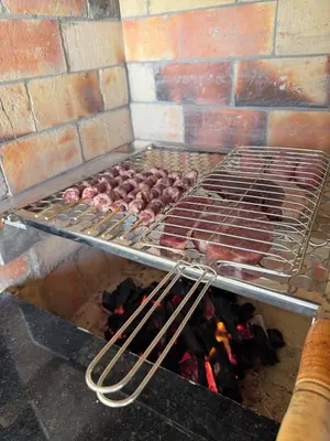 As comodidades para churrasco disponíveis para os clientes desta casa de férias