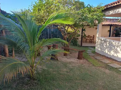 Um jardim no exterior de B&B Pedra do Meio