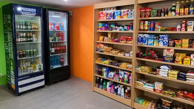 Um supermercado ou outras lojas no apartamento ou nas proximidades