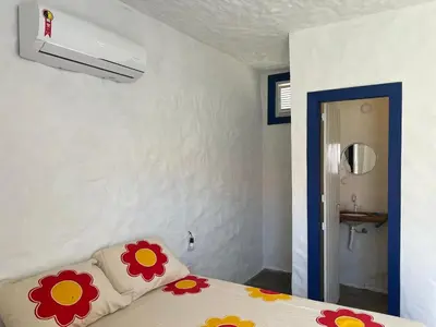 Uma cama ou camas num quarto em Casas do Ton na Praia da Redonda 01