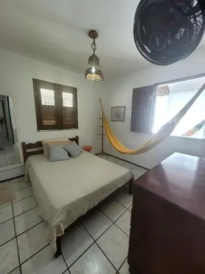 Uma cama ou camas num quarto em Apto pé na areia, paradisíaca praia do presídio CE
