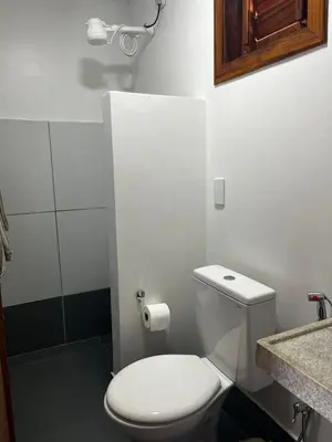 Uma casa de banho em suite elegante fullhausi 01
