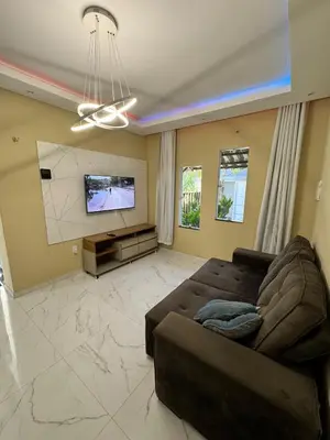 Uma televisão e/ou sistema de entretenimento em Lindo sobrado com piscina perto do mar