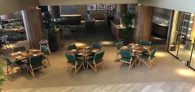 Um restaurante ou outro lugar para comer em Apartamento no Suites Resort, no Complexo do Beach Park, em Aquiraz - Por Anfitrião