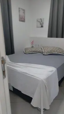 Uma cama ou camas num quarto em Apart 07 Beira Mar apartment 07 ocean