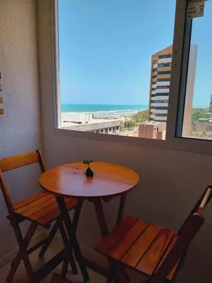Uma vista do mar geral ou uma vista do mar a partir do apartamento