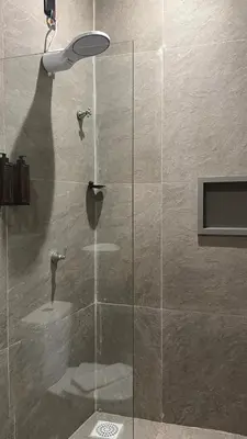 Uma casa de banho em Suítes House Refúgio Fortim