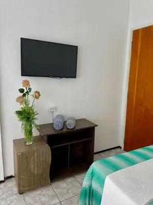 Uma televisão e/ou sistema de entretenimento em Camila 1008 A