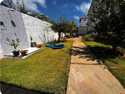 Um jardim no exterior de Conforto em Praia Paradisíaca