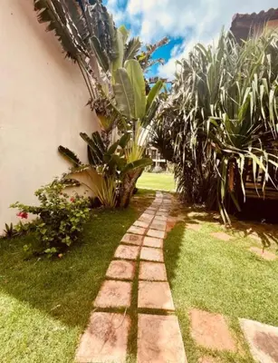 Um jardim no exterior de Apartamento Ondas do Mar - Taíba