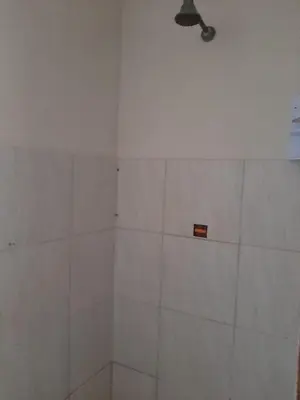 Uma casa de banho em Apartamento para 4 pessoas na rua principal de Beberibe