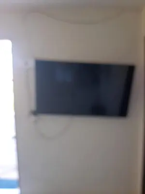 Uma televisão e/ou sistema de entretenimento em Apartamento para 4 pessoas na rua principal de Beberibe
