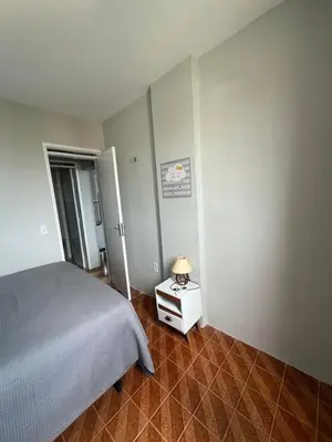 Uma cama ou camas num quarto em Apartamento completo com vaga de garagem a 200 metros da praia
