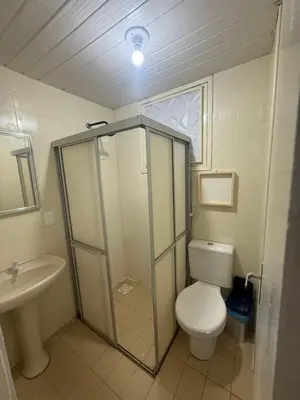 Uma casa de banho em Apartamento completo com vaga de garagem a 200 metros da praia