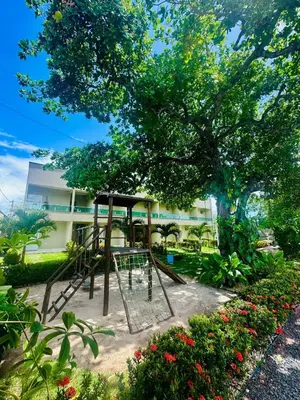 Um jardim no exterior de Pousada MR JERI