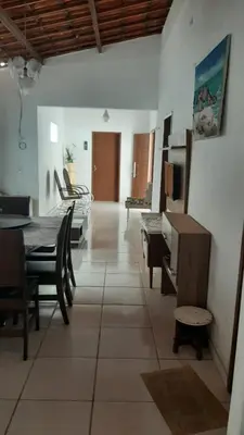 Uma televisão e/ou sistema de entretenimento em Casa em Aranaú