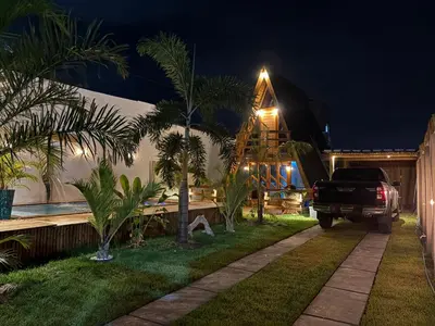 Um jardim no exterior de Chalé Cabana