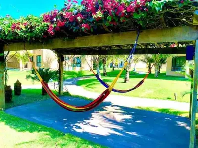 Um jardim no exterior de Beautiful beachfront bungalow!