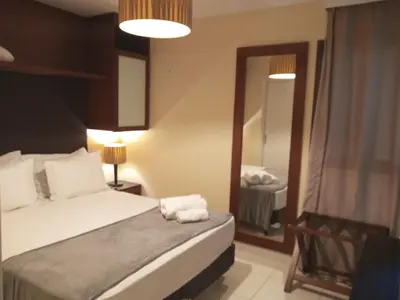 Uma cama ou camas num quarto em Beautiful beachfront bungalow!