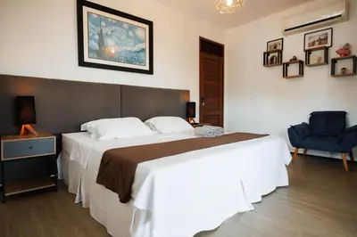 Uma cama ou camas num quarto em 5 Quartos piscina amplo espaço externo, Casa maria