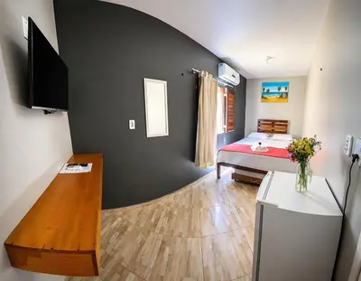 Uma televisão e/ou sistema de entretenimento em Pousada Anauá Jericoacoara