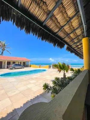 A piscina em ou perto de Sua própria pousada na praia