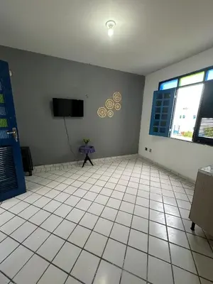 Uma televisão e/ou sistema de entretenimento em Condomínio Porto Canoa