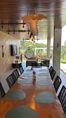 Uma área de estar em Guaramiranga casa aluguel