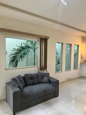 Uma área de estar em Casa completa com 3 quartos,ar e garagem