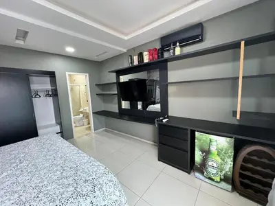 Uma cama ou camas num quarto em Casa completa com 3 quartos,ar e garagem