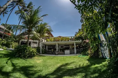Um jardim no exterior de DePraiaBrasil