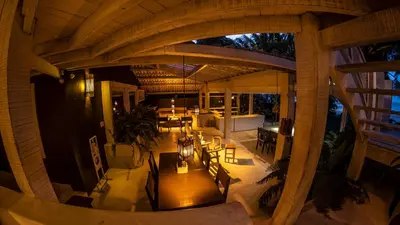 Um restaurante ou outro lugar para comer em DePraiaBrasil