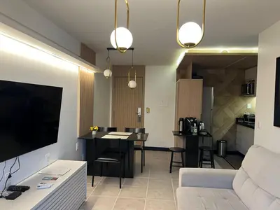 Uma televisão e/ou sistema de entretenimento em Apartamento Mobiliado Fortaleza - uma quadra da Beira Mar