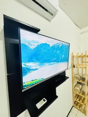 Uma televisão e/ou sistema de entretenimento em ap 2 quartos com ar e garagem bairro derby