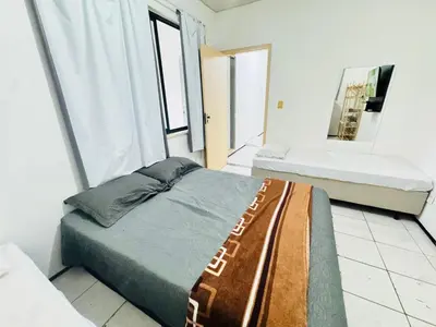 Uma cama ou camas num quarto em ap 2 quartos com ar e garagem bairro derby