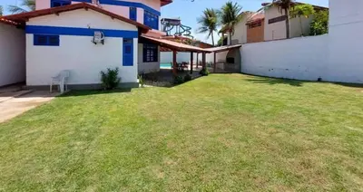 Um jardim no exterior de House next to Beach Park