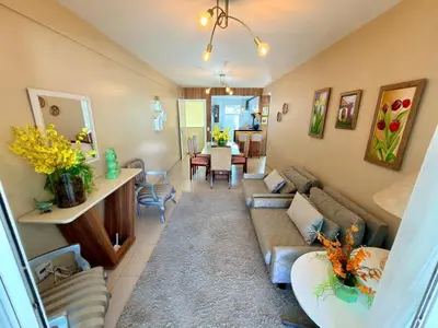 Uma área de estar em Beautiful furnished condo in front of Beach Park