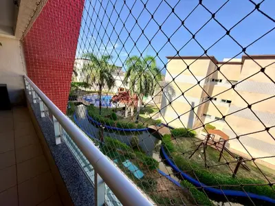 Um jardim no exterior de Beautiful furnished condo in front of Beach Park