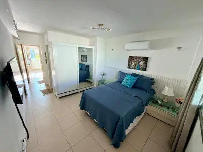 Uma cama ou camas num quarto em Beautiful furnished condo in front of Beach Park