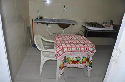 A cozinha ou kitchenette de Quarto com ar condicionado