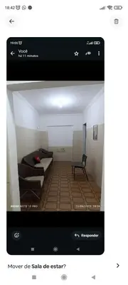 Uma televisão e/ou sistema de entretenimento em Quarto com ar condicionado