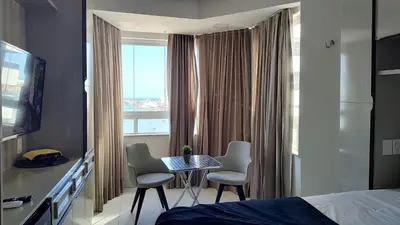 Uma cama ou camas num quarto em Golden suíte Frente Mar 1152