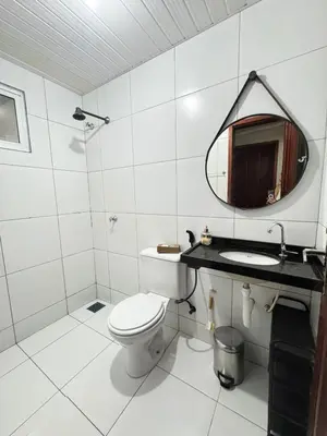 Uma casa de banho em Casa com Suíte e Ar Condicionado 200mts da praia
