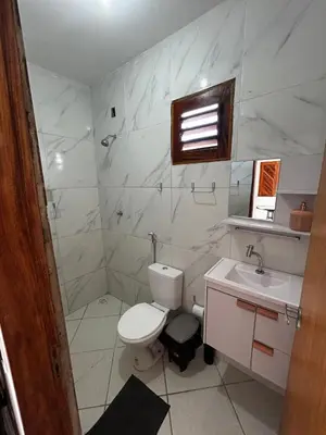 Uma casa de banho em Casa de praia com piscina