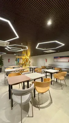Um restaurante ou outro lugar para comer em Beach Class Meireles 1804 vista mar