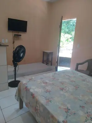 Uma televisão e/ou sistema de entretenimento em Kitinete