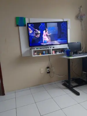 Uma televisão e/ou sistema de entretenimento em guartocom